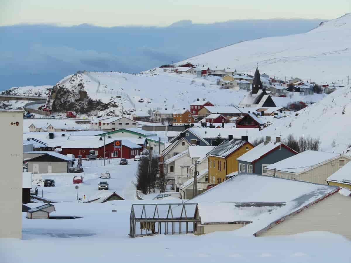 Havøysund bebyggelse med kirken i bakgrunnen