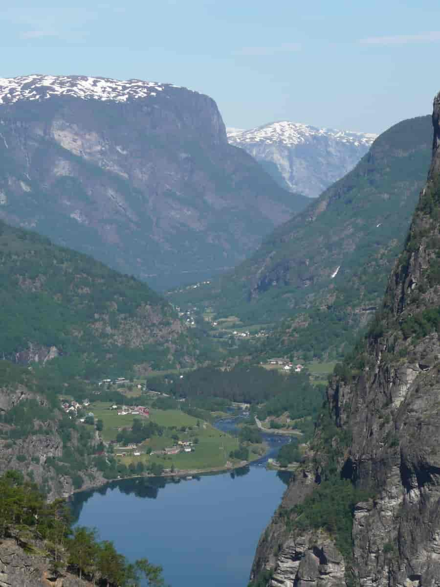 Aurlandselvi skjærer seg dypt ned i dalbunnen.