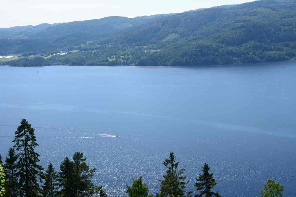 Holsfjorden fra utsiktspunktet ved Skaret.