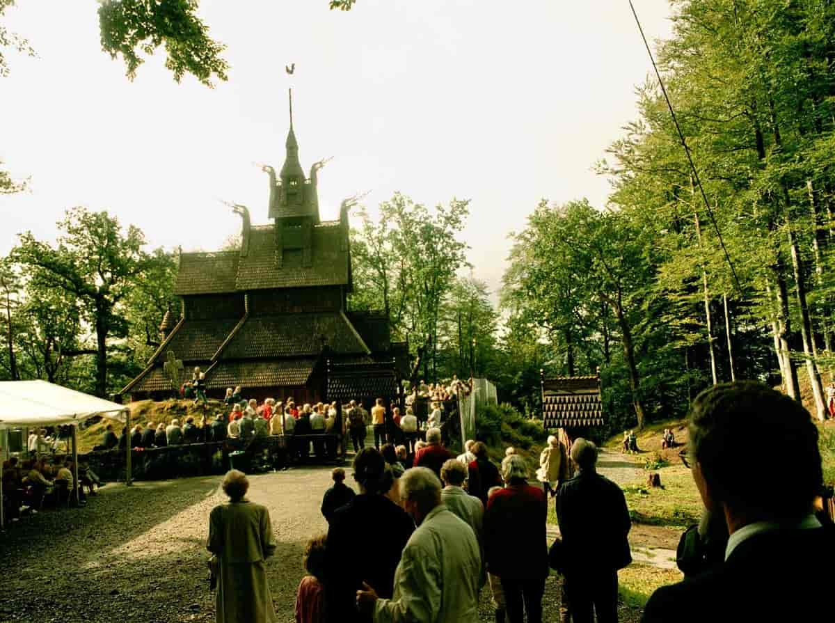 Vigslingen av Fantoft stavkirke 