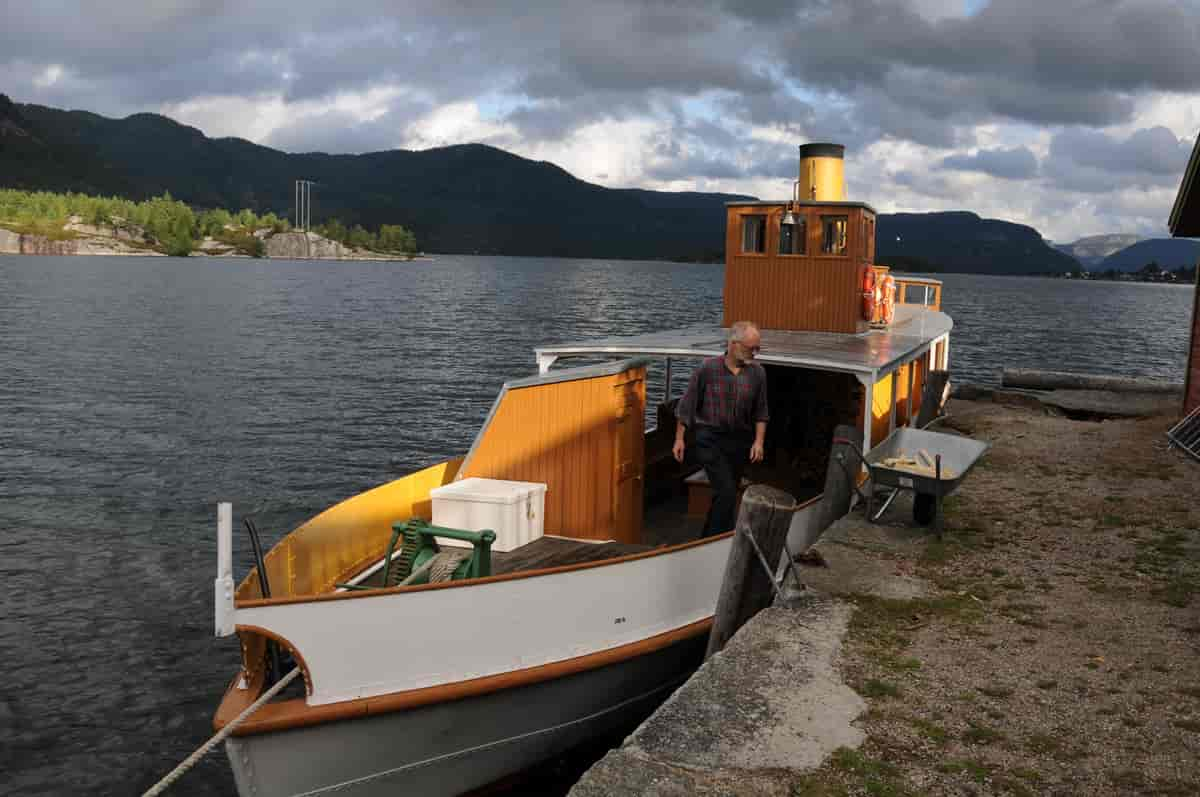 D/S Bjoren går på Byglandsfjorden.