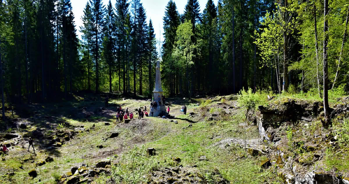 Gjellebekk skanse med marmorobelisken.