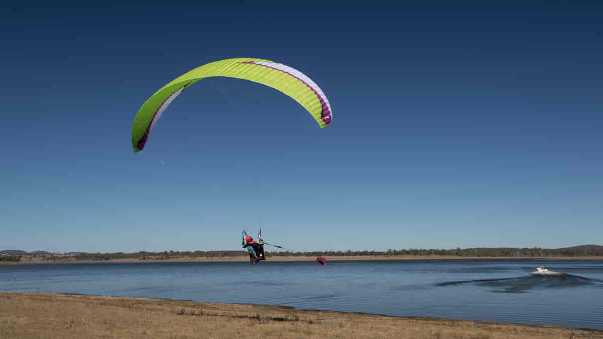 En paraglider går inn for landing.