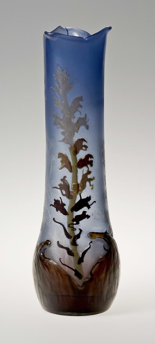 Émile Gallé. Vase. Slepent og etset overfangsglass. Ca. 1900.