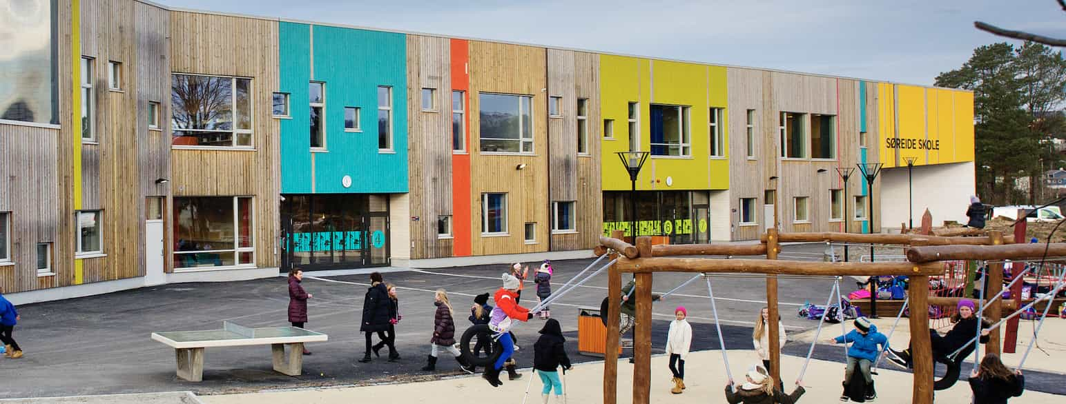 Eksempel på arkitektur for skolebygg med uteområder. Søreide skole i Bergen fra 2014