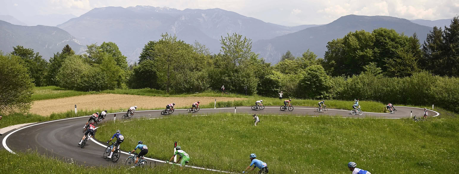 Italia rundt, mest kjent som Giro d'Italia, er et sykkelløp for proffe syklister