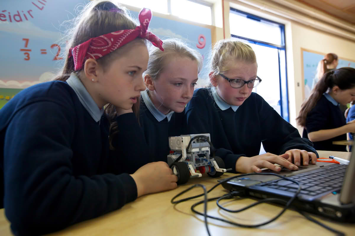 Skolejenter programmerer robot