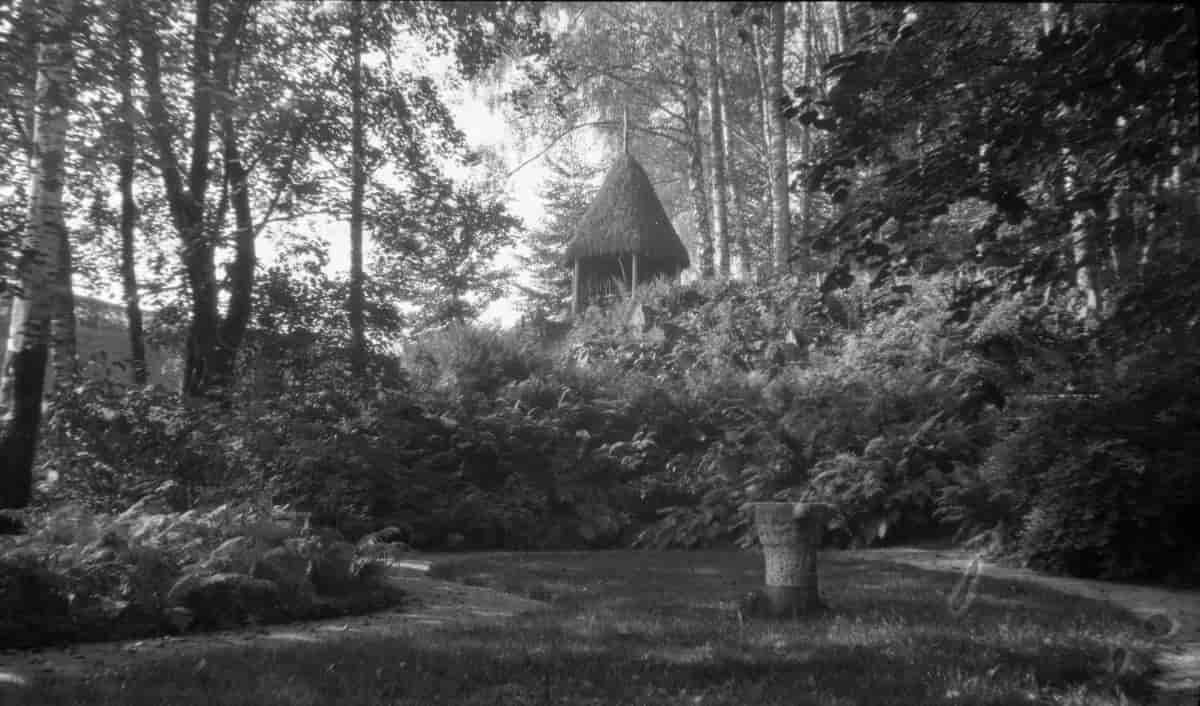 Eremitthytte i parken ved Holden hovedgård. De samtidige besøkende skulle forestille seg at det levde en eremitt i tett kontakt med naturen i denne hytta.