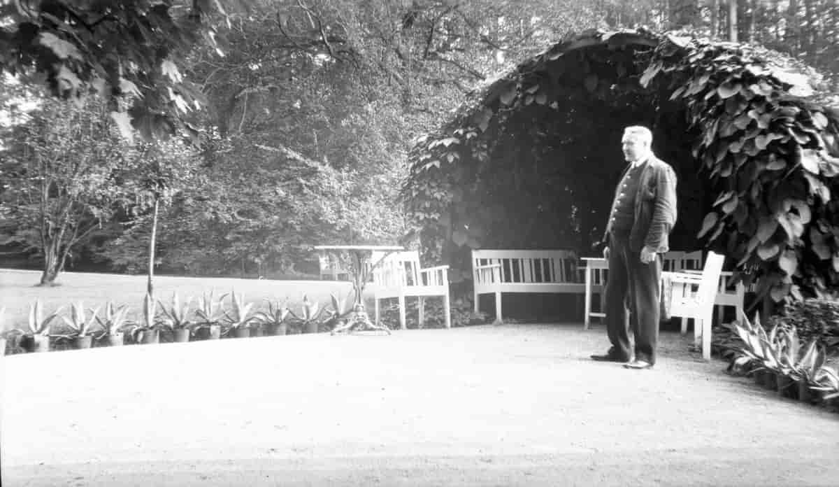 Kunstig grotte i parken ved Holden hovedgård. I den engelske landskapsstilen var kunstige grotter, eremitthytter, lysthus og annet mer viktige stemningsskapende elementer. 