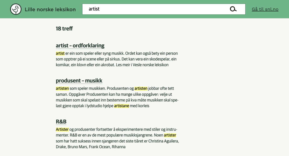 Ordet «artist» står i søkefeltet. Under står det at man har fått 18 treff. Artiklene man har fått treff står nedover på siden. De tre treff er synlige med overskriftene «artist – ordforklaring», «produsent – ordforklaring» og «R&B». Korte utdrag fra artiklene synes under hver overskrift, og ordet «artist» er markert med gult i disse tekstutdragene. 