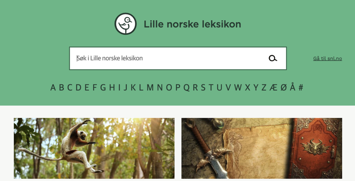 På et felt med grønn bakgrunnsfarge er en logo som forestiller en liten fugl inni en sirkel, et søkefelt, et alfabet og en lenke hvor det står «Gå til snl.no». Ved siden av logoen står det «Lille norske leksikon». I et søkefeltet står det «Søk i Lille norske leksikon». Under det grønne feltet er det to bilder: et av en lemur i en skog, og et annet av et sverd og en bok med et dragehode på forsiden.