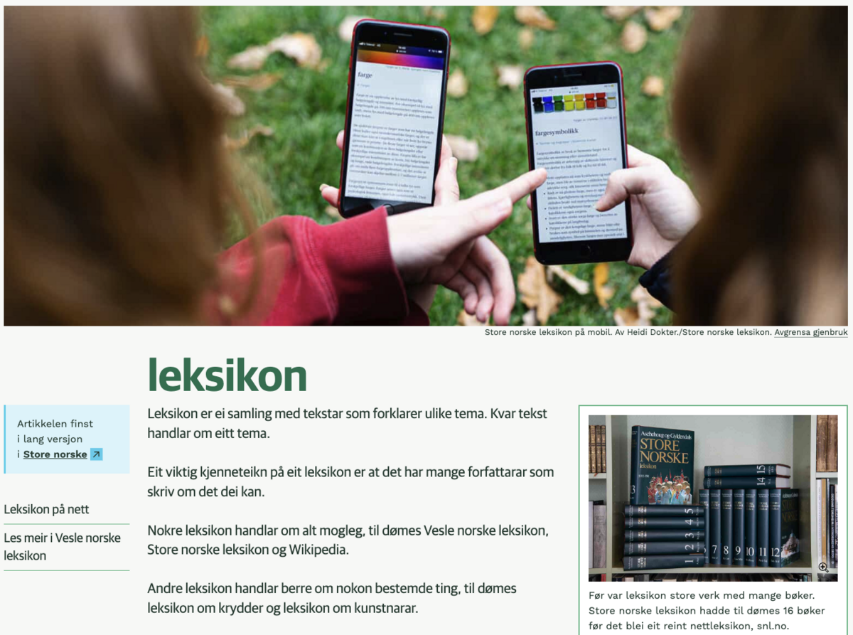 Skjermbilde av artikkelen «leksikon» i Lille norske leksikon. Øverst er et nærbilde av to mennesker som holder hver sin smarttelefon med leksikonartikler på skjermene. I høyremargen er et bilde av flere tykke bøker. Det står «Store norske leksikon» på forsiden av en av dem.