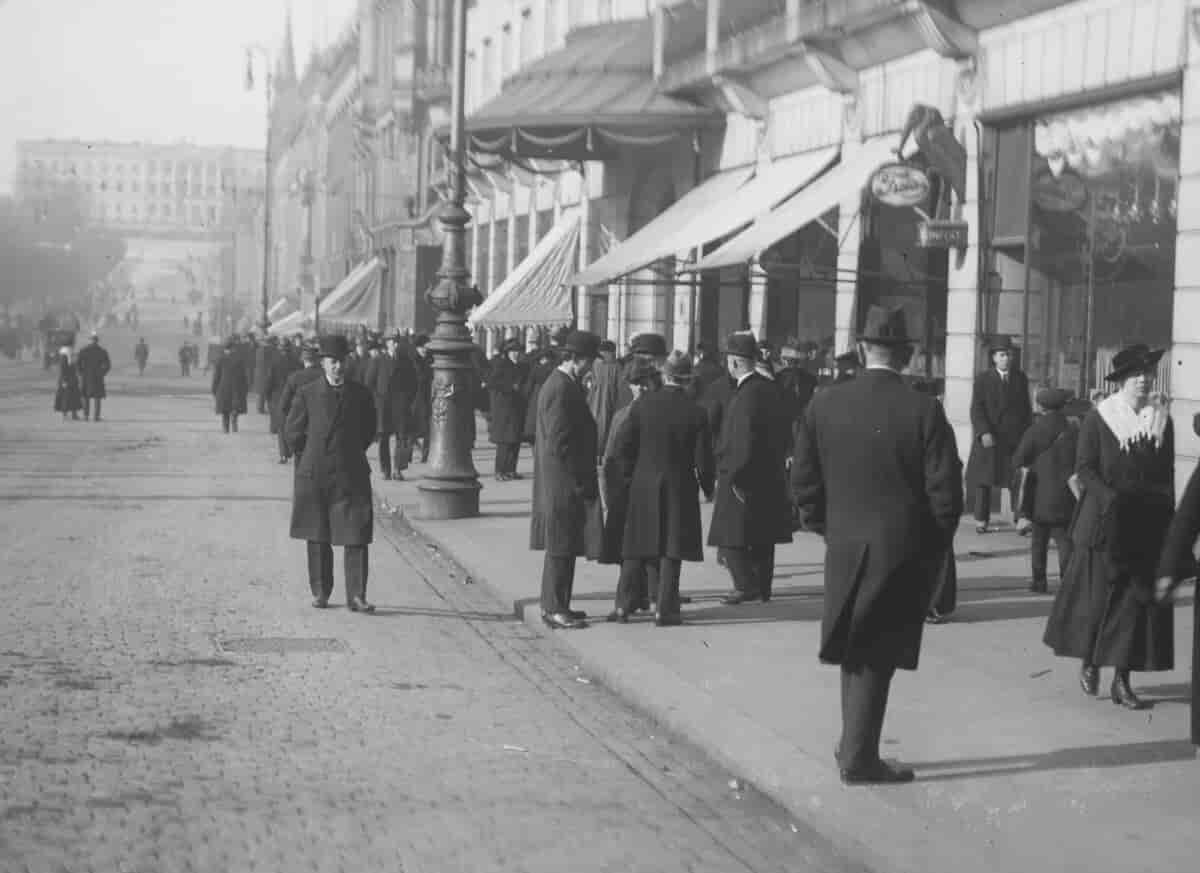 Bilde fra 1899: Freia vant priskrigen med andre sjokoladefabrikker ved å satse på kvalitet og reklame - og eksklusivt utsalg på paradegata Karl Johan