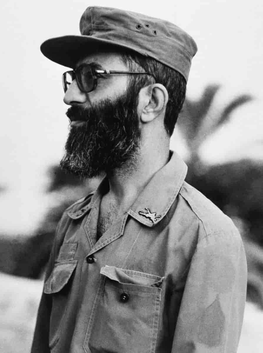 Foto av Khamenei i uniform.