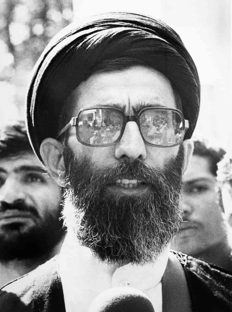 Khamenei med turban og briller, taller til folkemengde.