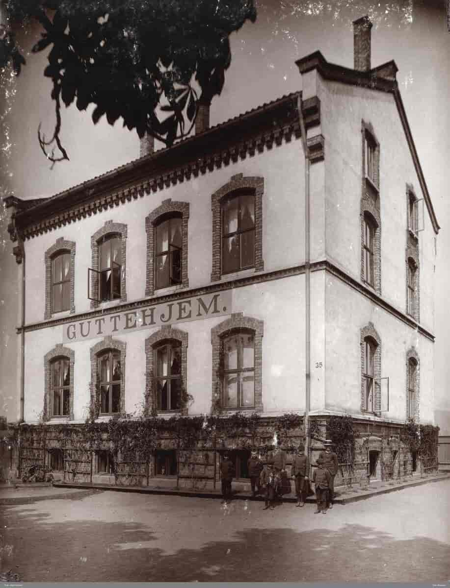 Kristiania guttehjem (senere Oslo guttehjem), fotografi av gutter utenfor bygningen, ca. 1890