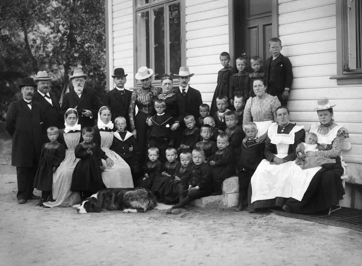 Askviknes barnehjem for barn av omstreifere, barn og bestyrere fotografert mellom 1900 og 1920