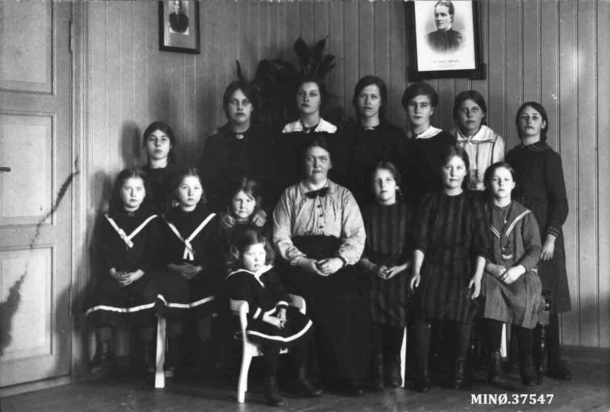 Jenter på barnehjem, barnegruppe med bestyrer, foto fra rundt 1900