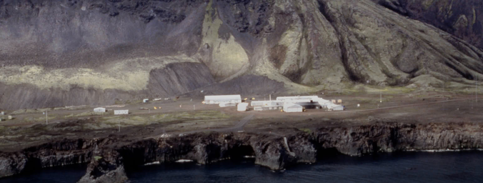 Bilde av bygninger på øya Jan Mayen