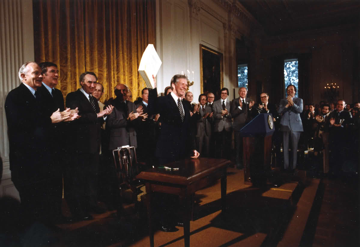 Jimmy Carter signerer Alaska National Interest Lands Conservation Act (ANILCA), desember 1980