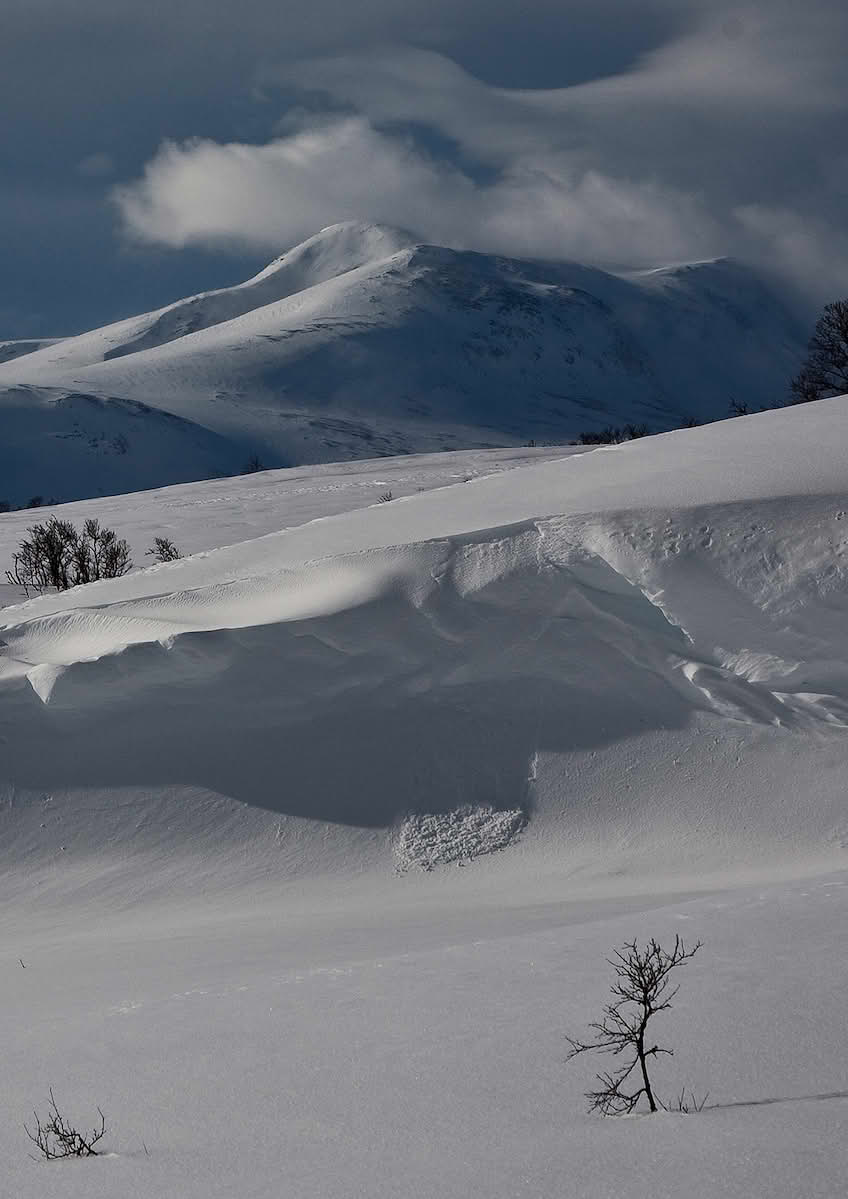 Snø. Svarthetta i Trollheimen.