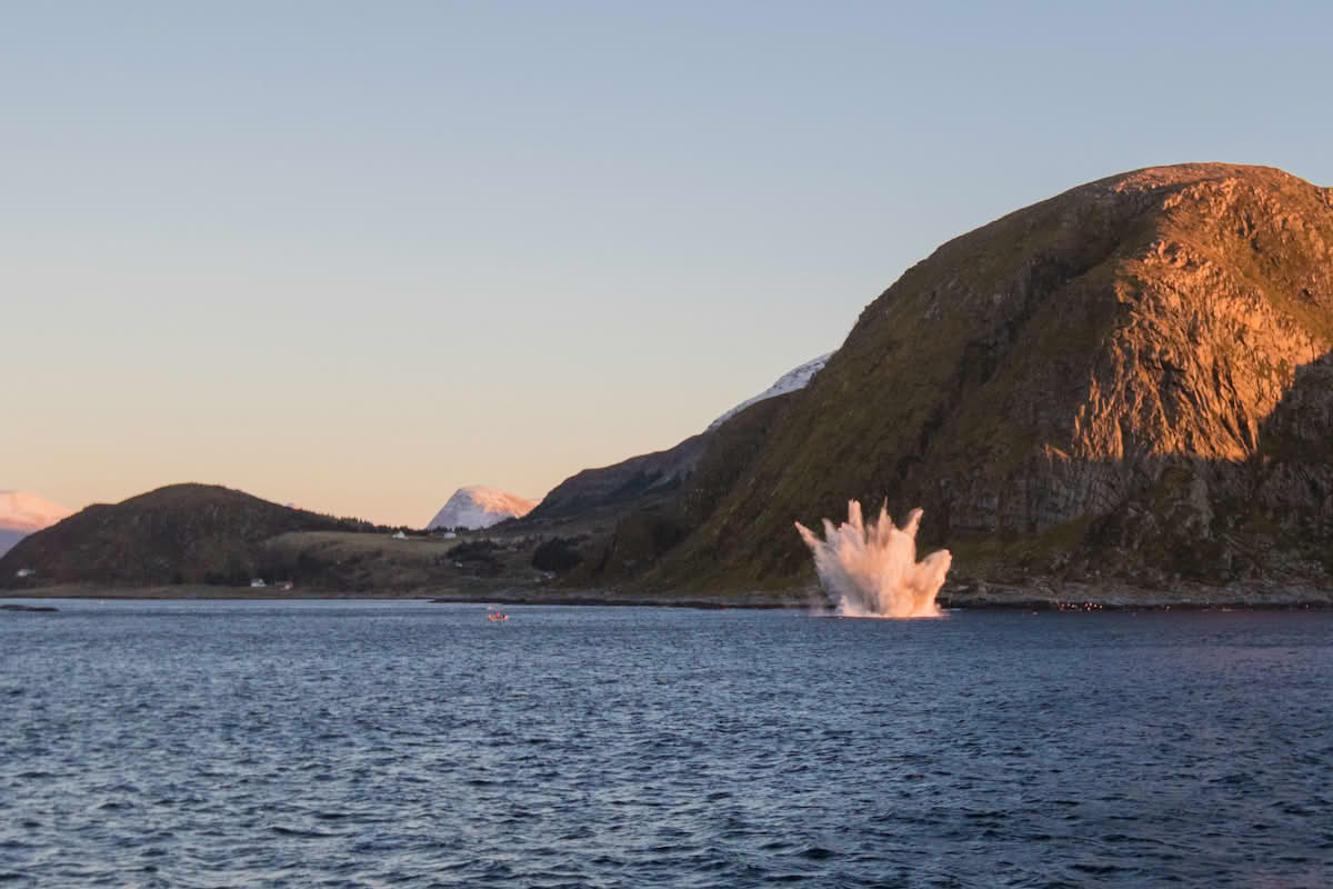 En mine detoneres under Trident Juncture 2018 utenfor Lepsøya.