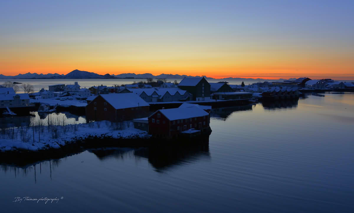 Svinøya har broforbindelse over Bukkedauden til Svolvær sentrum og utgjør en del av Svolvær havn