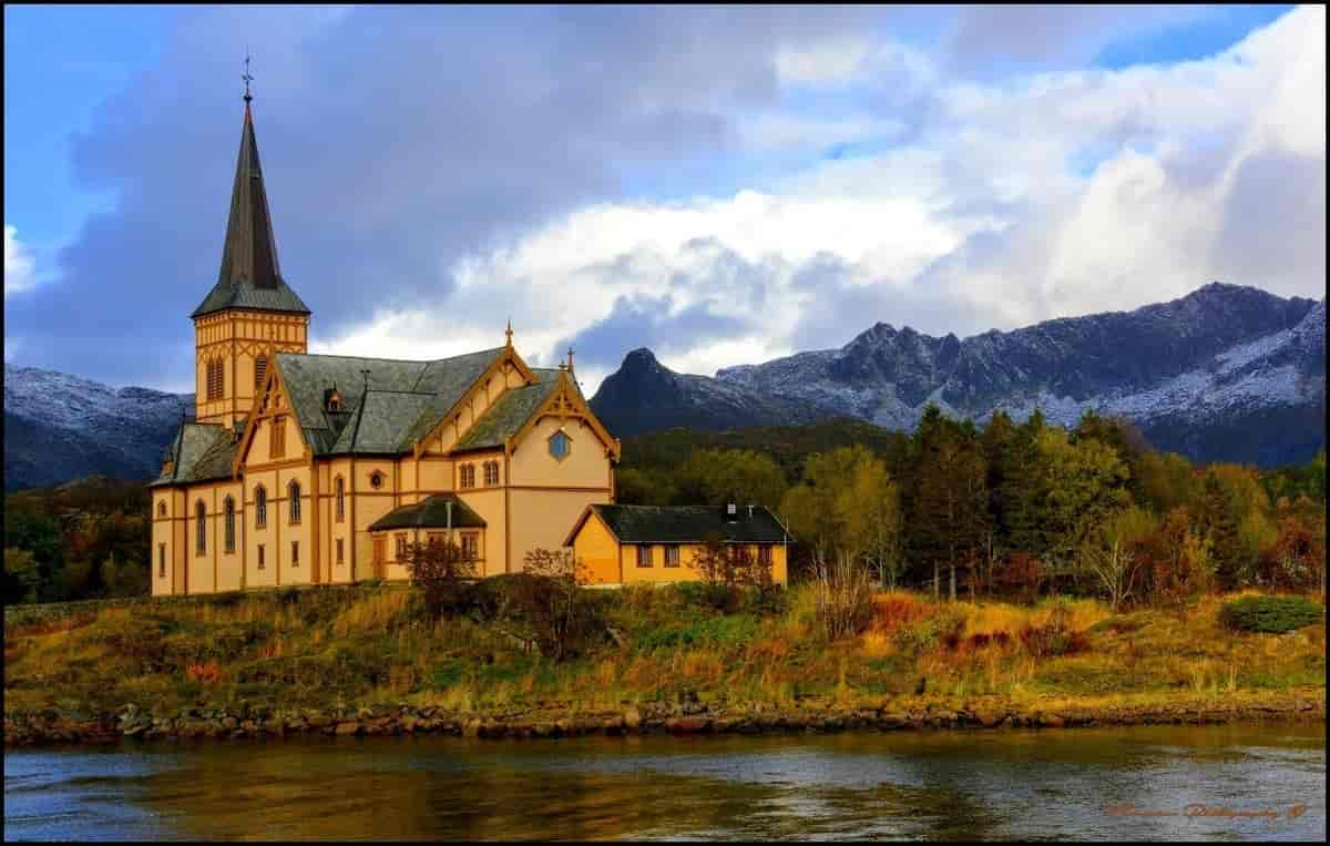 Vågan kirke eller Lofotkatedralen som den også kalles.