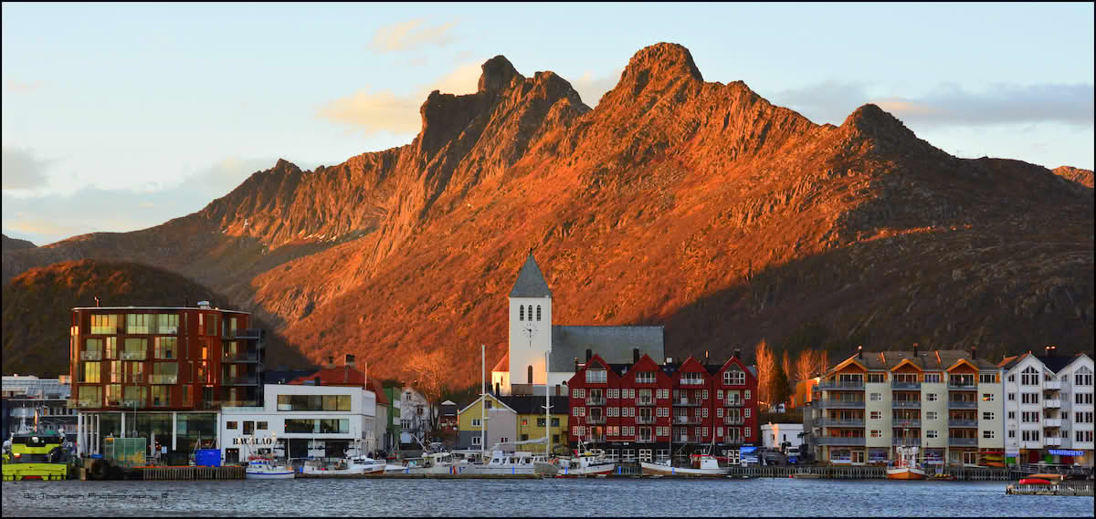 Svolvær sentrum med Svolvær kirke og fjellene i nordvest