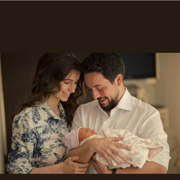 Les premières photos d'Iman de Jordanie, la petite-fille de la reine Rania, avec ses parents