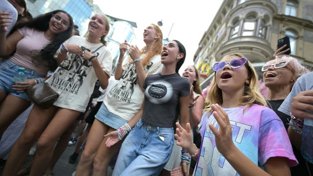 À Vienne, les fans de Taylor Swift se rassemblent malgré l'annulation des concerts pour cause de menace terroriste