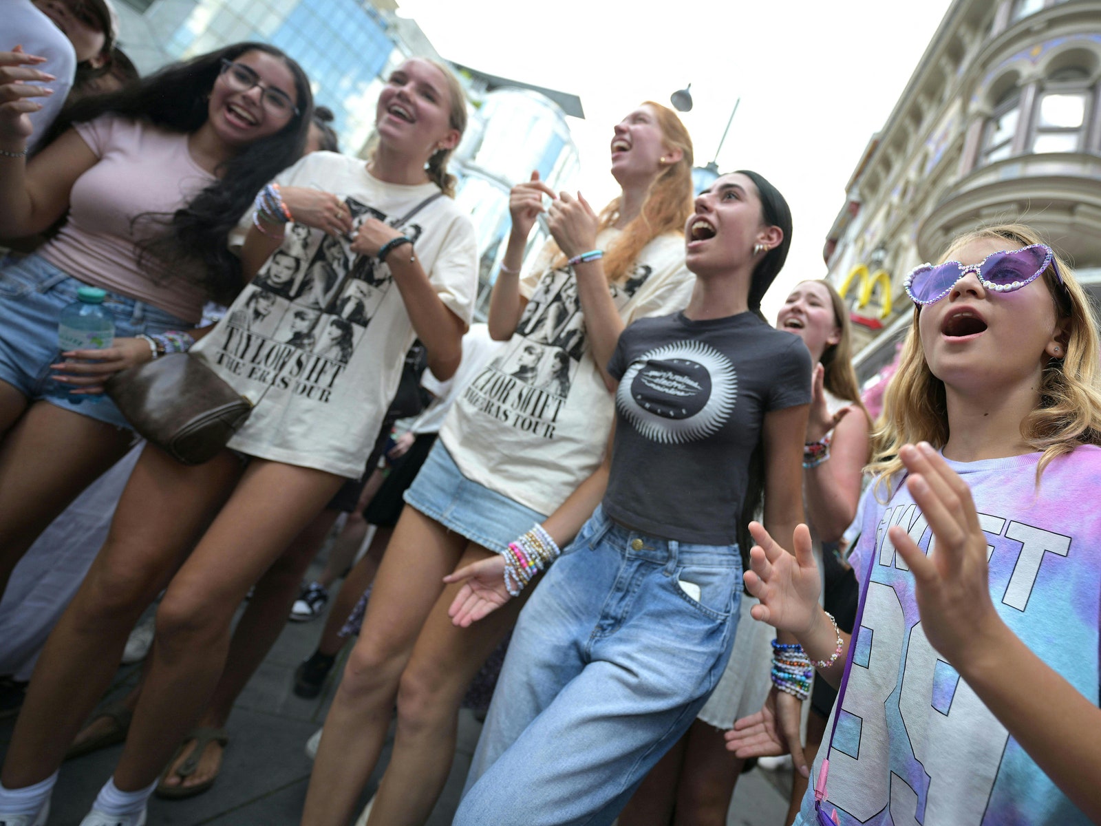 À Vienne, les fans de Taylor Swift se rassemblent malgré l'annulation des concerts pour cause de menace terroriste