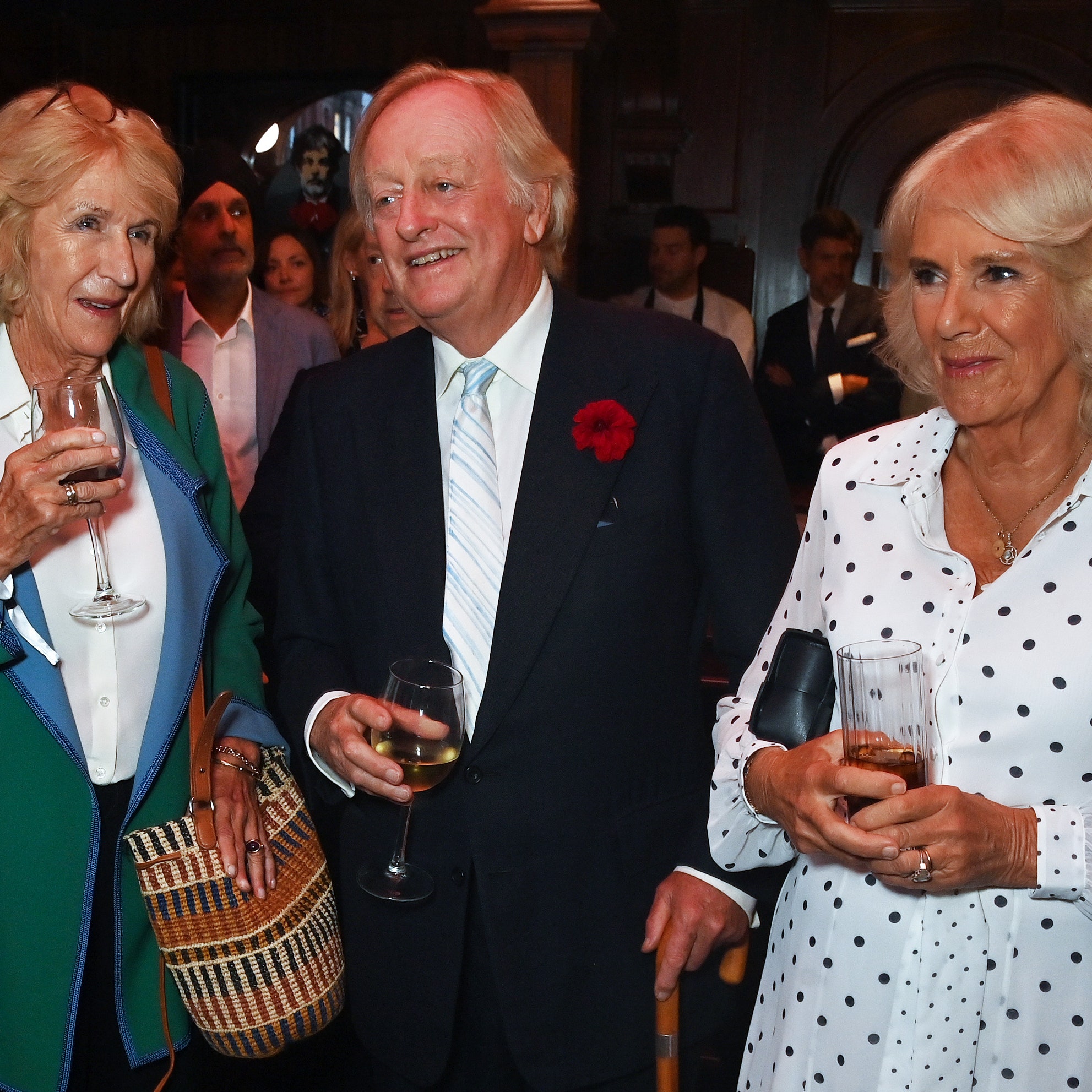 La reine Camilla retrouve son ex-mari Andrew Parker-Bowles pour le lancement du livre de leur fils