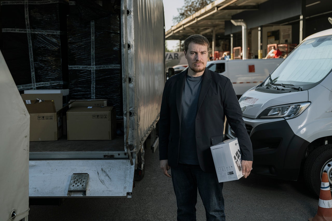 In the War Against Russia, Some Ukrainians Carry AK-47s. Andrey Liscovich Carries a Shopping List