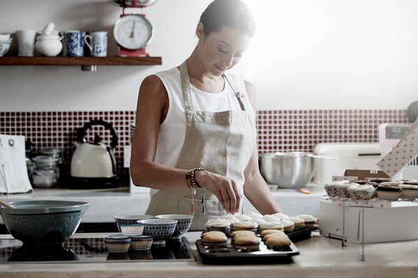 A woman is far more relaxed when baking with the help of a smart Home Connect oven