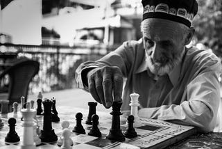 old man playing chess and improving cognitive abilities