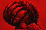 Poster promocional de la película “Alien: Romulus” donde se muestra un Xenomorph parasitando una victima.