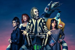 Poster promocional de la película “Beetlejuice Beetlejuice” donde se muestra a los personajes principales sobre la masión de Winter Rivers.