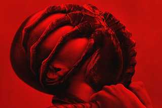 Poster promocional de la película “Alien: Romulus” donde se muestra un Xenomorph parasitando una victima.