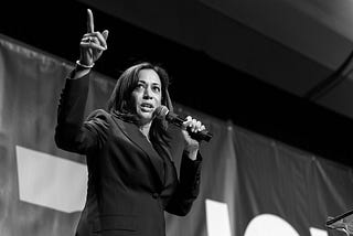 Kamala Harris in 2024 is following the Joe Biden 2020 strategy but that is “refighint the last war.” She’s not gaining ground by playing it safe. Image by Lorie Shaull via Wikimedia Commons.