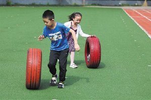 学校体育器材箱全部开放 配保安保洁日常维护