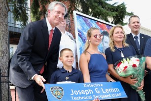 Bill de Blassio (left) with the children and wife of fallen detective Joseph G. Lemm.