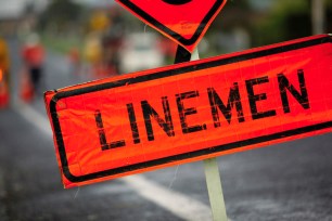 Linemen sign