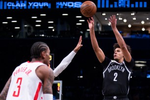 Cameron Johnson shoots a jumper over Kevin Porter during the Nets' win over the Rockets.