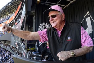 hawk harrelson white sox retire