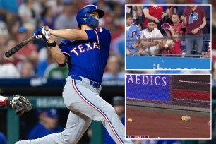 Corey Seager homer knocks over fan's nachos