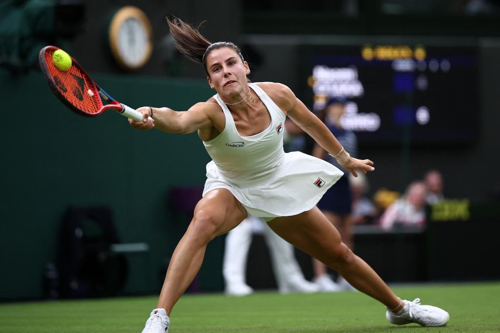 USA's Emma Navarro returns against Japan's Naomi Osaka during their women's singles second round tennis match