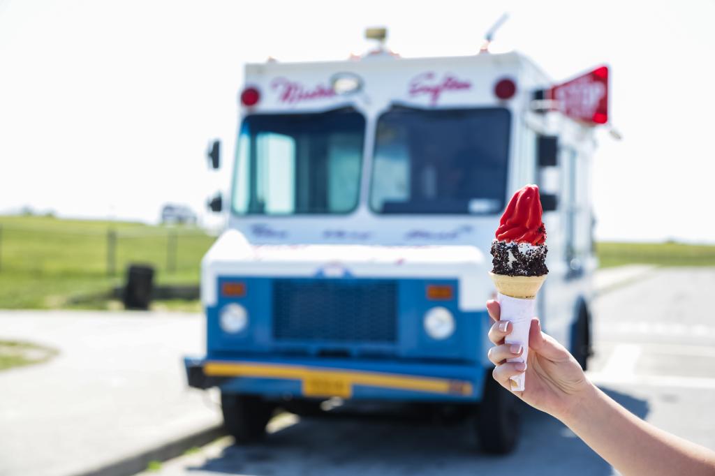 A mom went after an ice cream man after he pulled a very creepy move by shortchanging her daughter.