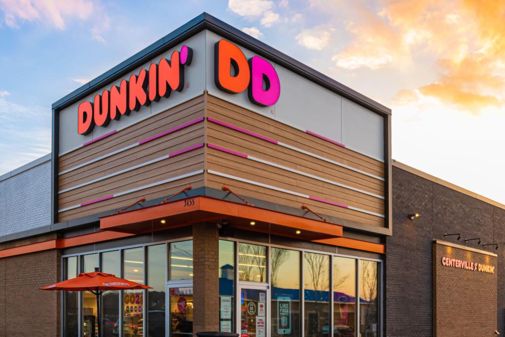 2EAXDB3 Dunkin' (formerly Dunkin' Donuts) coffee and donut shop in Snellville, Georgia, just east of Atlanta on Centerville Highway. (USA)