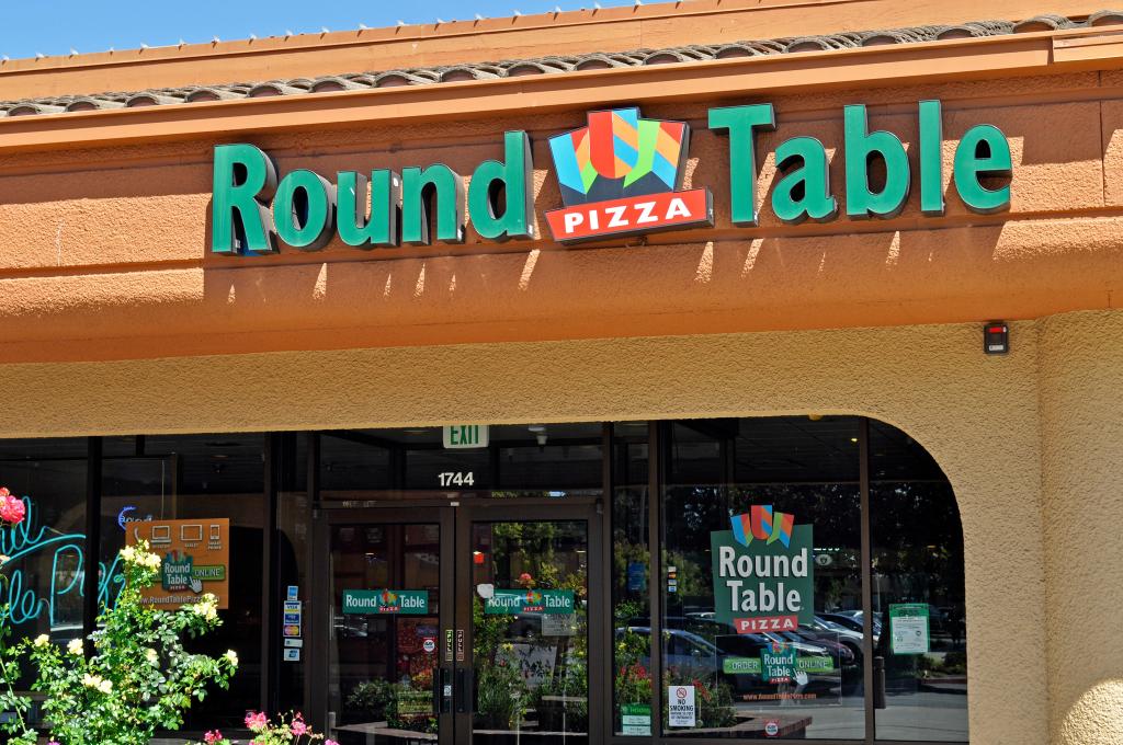 GBJT75 Round Table Pizza restaurant store, Union City, California, USA